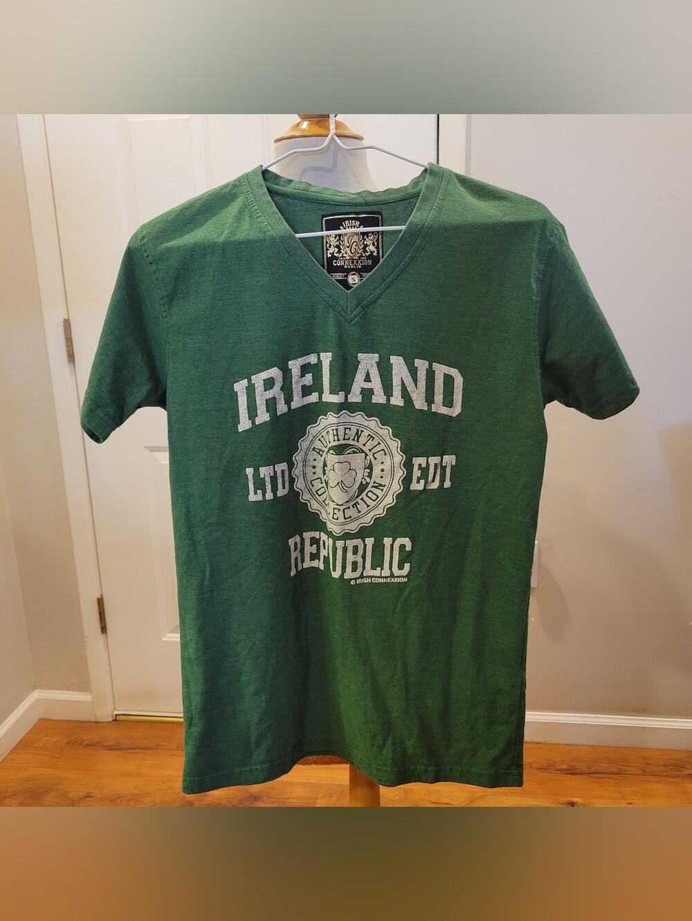 🌄EUC~ Ireland Republic Green V-Neck Graphic T-Shirt